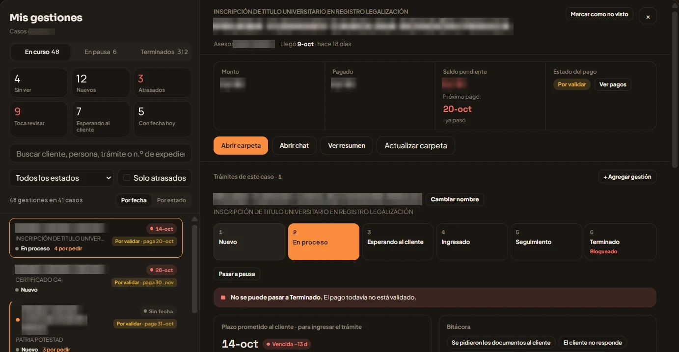 Ficha de un caso en Quipu, nuestro sistema interno, con los datos del cliente ocultos